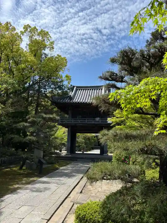 伊勢の国 四天王寺の{uncategorized: "未分類", other: "その他", undefined: "問題あり", building: "その他建物", grave: "お墓", sacred_gate: "鳥居", guardian: "狛犬", statue: "像", buddha: "仏像", history: "歴史", nature: "自然", garden: "庭園", animal: "動物", pagoda: "塔", temizu: "手水舎", mountain_gate: "山門・神門", sanctuary: "本殿・本堂", subordinate: "末社・摂社", art: "芸術", scenery: "景色", jizo: "地蔵", ema: "絵馬", goshuin: "御朱印", omikuji: "おみくじ", items: "授与品その他", amulet: "お守り", goshuincho: "御朱印帳", eats: "食事", festival: "お祭り", votive_dance: "神楽", shichigosan: "七五三参", wedding: "結婚式", experience: "体験その他", initially: "初詣", around: "周辺", anti_infection: "感染症対策"}