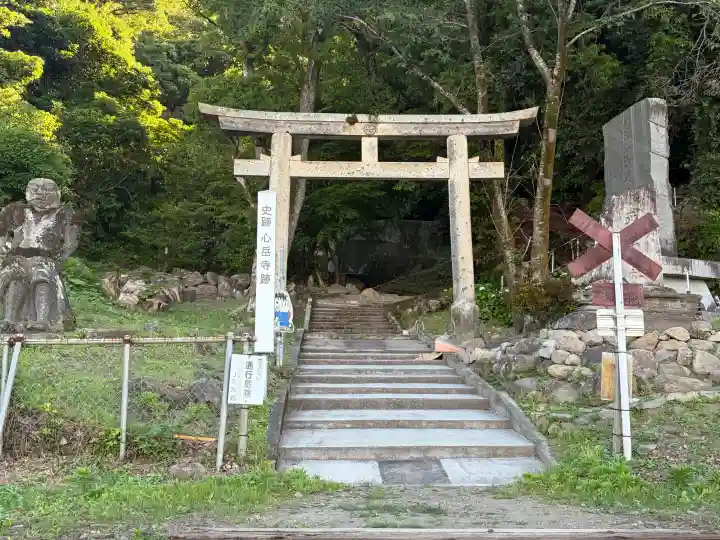 平松神社の{uncategorized: "未分類", other: "その他", undefined: "問題あり", building: "その他建物", grave: "お墓", sacred_gate: "鳥居", guardian: "狛犬", statue: "像", buddha: "仏像", history: "歴史", nature: "自然", garden: "庭園", animal: "動物", pagoda: "塔", temizu: "手水舎", mountain_gate: "山門・神門", sanctuary: "本殿・本堂", subordinate: "末社・摂社", art: "芸術", scenery: "景色", jizo: "地蔵", ema: "絵馬", goshuin: "御朱印", omikuji: "おみくじ", items: "授与品その他", amulet: "お守り", goshuincho: "御朱印帳", eats: "食事", festival: "お祭り", votive_dance: "神楽", shichigosan: "七五三参", wedding: "結婚式", experience: "体験その他", initially: "初詣", around: "周辺", anti_infection: "感染症対策"}