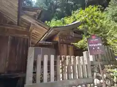 阿多由太神社の本殿