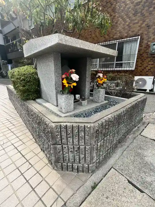 地蔵尊(北長狭通)の{uncategorized: "未分類", other: "その他", undefined: "問題あり", building: "その他建物", grave: "お墓", sacred_gate: "鳥居", guardian: "狛犬", statue: "像", buddha: "仏像", history: "歴史", nature: "自然", garden: "庭園", animal: "動物", pagoda: "塔", temizu: "手水舎", mountain_gate: "山門・神門", sanctuary: "本殿・本堂", subordinate: "末社・摂社", art: "芸術", scenery: "景色", jizo: "地蔵", ema: "絵馬", goshuin: "御朱印", omikuji: "おみくじ", items: "授与品その他", amulet: "お守り", goshuincho: "御朱印帳", eats: "食事", festival: "お祭り", votive_dance: "神楽", shichigosan: "七五三参", wedding: "結婚式", experience: "体験その他", initially: "初詣", around: "周辺", anti_infection: "感染症対策"}