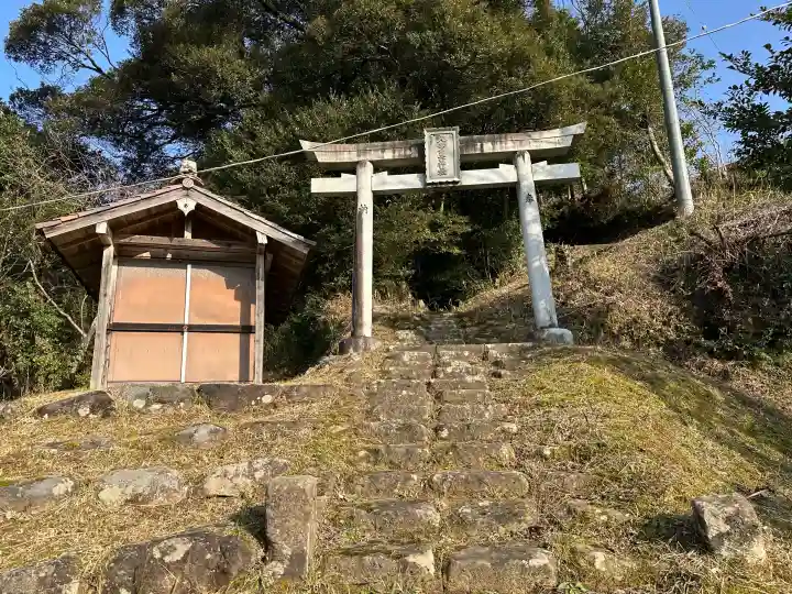 久多美神社の{uncategorized: "未分類", other: "その他", undefined: "問題あり", building: "その他建物", grave: "お墓", sacred_gate: "鳥居", guardian: "狛犬", statue: "像", buddha: "仏像", history: "歴史", nature: "自然", garden: "庭園", animal: "動物", pagoda: "塔", temizu: "手水舎", mountain_gate: "山門・神門", sanctuary: "本殿・本堂", subordinate: "末社・摂社", art: "芸術", scenery: "景色", jizo: "地蔵", ema: "絵馬", goshuin: "御朱印", omikuji: "おみくじ", items: "授与品その他", amulet: "お守り", goshuincho: "御朱印帳", eats: "食事", festival: "お祭り", votive_dance: "神楽", shichigosan: "七五三参", wedding: "結婚式", experience: "体験その他", initially: "初詣", around: "周辺", anti_infection: "感染症対策"}