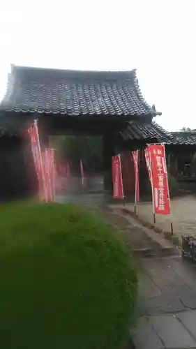 観音寺の山門