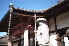 顕正寺の像