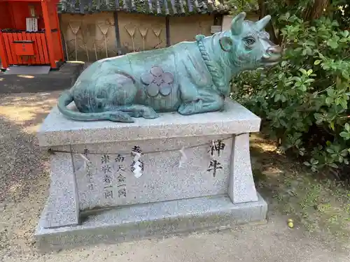 片埜神社の像