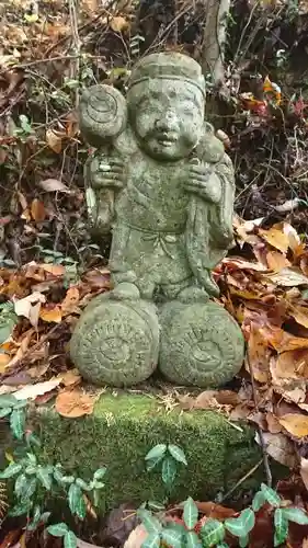 菅東山出世稲荷神社の像