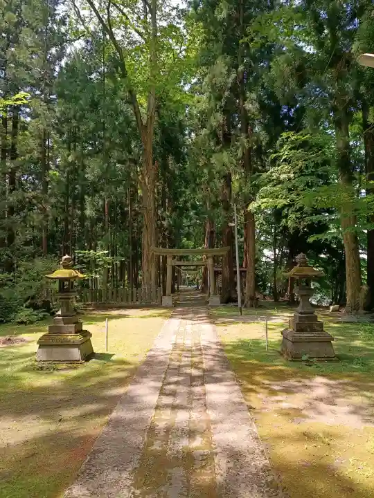 神明社の{uncategorized: "未分類", other: "その他", undefined: "問題あり", building: "その他建物", grave: "お墓", sacred_gate: "鳥居", guardian: "狛犬", statue: "像", buddha: "仏像", history: "歴史", nature: "自然", garden: "庭園", animal: "動物", pagoda: "塔", temizu: "手水舎", mountain_gate: "山門・神門", sanctuary: "本殿・本堂", subordinate: "末社・摂社", art: "芸術", scenery: "景色", jizo: "地蔵", ema: "絵馬", goshuin: "御朱印", omikuji: "おみくじ", items: "授与品その他", amulet: "お守り", goshuincho: "御朱印帳", eats: "食事", festival: "お祭り", votive_dance: "神楽", shichigosan: "七五三参", wedding: "結婚式", experience: "体験その他", initially: "初詣", around: "周辺", anti_infection: "感染症対策"}
