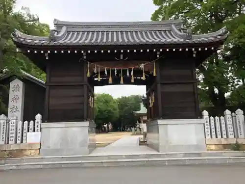 泊神社の山門