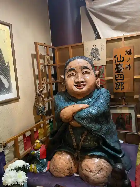 三瀧山不動院の{uncategorized: "未分類", other: "その他", undefined: "問題あり", building: "その他建物", grave: "お墓", sacred_gate: "鳥居", guardian: "狛犬", statue: "像", buddha: "仏像", history: "歴史", nature: "自然", garden: "庭園", animal: "動物", pagoda: "塔", temizu: "手水舎", mountain_gate: "山門・神門", sanctuary: "本殿・本堂", subordinate: "末社・摂社", art: "芸術", scenery: "景色", jizo: "地蔵", ema: "絵馬", goshuin: "御朱印", omikuji: "おみくじ", items: "授与品その他", amulet: "お守り", goshuincho: "御朱印帳", eats: "食事", festival: "お祭り", votive_dance: "神楽", shichigosan: "七五三参", wedding: "結婚式", experience: "体験その他", initially: "初詣", around: "周辺", anti_infection: "感染症対策"}