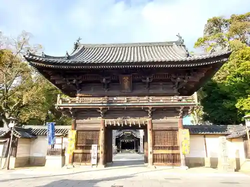 魚吹八幡神社の山門