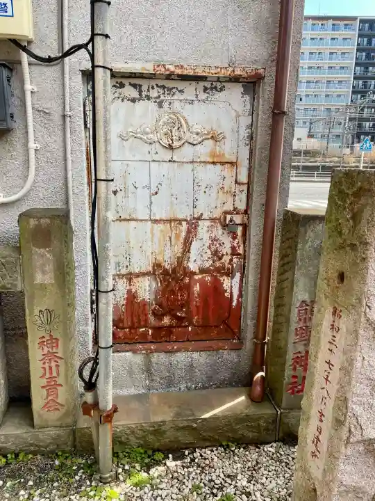 二ツ谷稲荷神社の{uncategorized: "未分類", other: "その他", undefined: "問題あり", building: "その他建物", grave: "お墓", sacred_gate: "鳥居", guardian: "狛犬", statue: "像", buddha: "仏像", history: "歴史", nature: "自然", garden: "庭園", animal: "動物", pagoda: "塔", temizu: "手水舎", mountain_gate: "山門・神門", sanctuary: "本殿・本堂", subordinate: "末社・摂社", art: "芸術", scenery: "景色", jizo: "地蔵", ema: "絵馬", goshuin: "御朱印", omikuji: "おみくじ", items: "授与品その他", amulet: "お守り", goshuincho: "御朱印帳", eats: "食事", festival: "お祭り", votive_dance: "神楽", shichigosan: "七五三参", wedding: "結婚式", experience: "体験その他", initially: "初詣", around: "周辺", anti_infection: "感染症対策"}