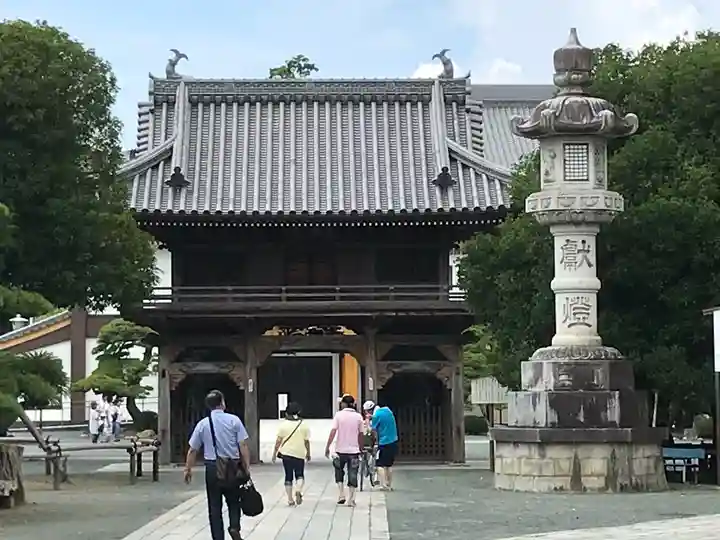 豊川閣 妙厳寺の山門・神門