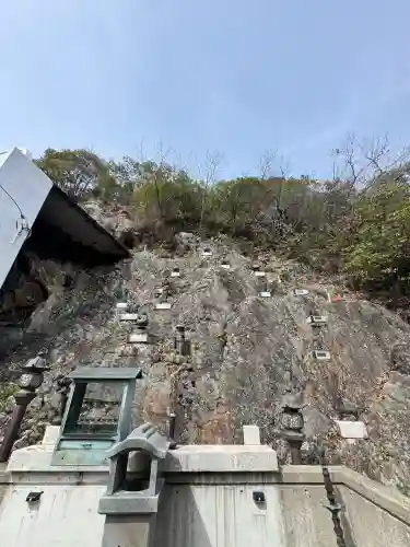 岩戸弘法弘峰寺の{uncategorized: "未分類", other: "その他", undefined: "問題あり", building: "その他建物", grave: "お墓", sacred_gate: "鳥居", guardian: "狛犬", statue: "像", buddha: "仏像", history: "歴史", nature: "自然", garden: "庭園", animal: "動物", pagoda: "塔", temizu: "手水舎", mountain_gate: "山門・神門", sanctuary: "本殿・本堂", subordinate: "末社・摂社", art: "芸術", scenery: "景色", jizo: "地蔵", ema: "絵馬", goshuin: "御朱印", omikuji: "おみくじ", items: "授与品その他", amulet: "お守り", goshuincho: "御朱印帳", eats: "食事", festival: "お祭り", votive_dance: "神楽", shichigosan: "七五三参", wedding: "結婚式", experience: "体験その他", initially: "初詣", around: "周辺", anti_infection: "感染症対策"}