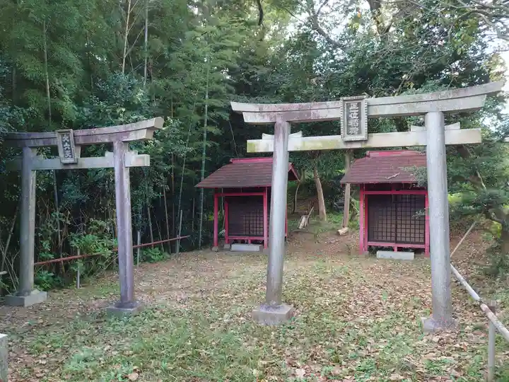大六天社・正一位稲荷社の鳥居