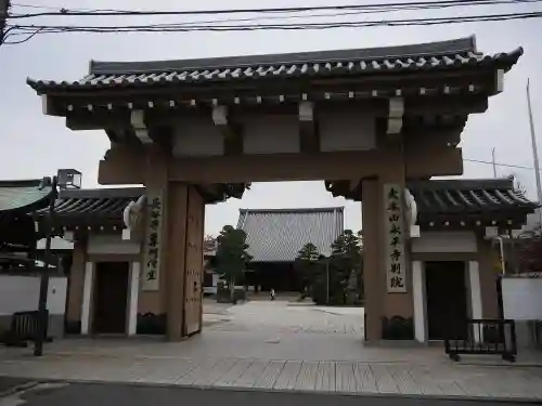 永平寺別院長谷寺の山門