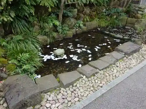 神明社の庭園