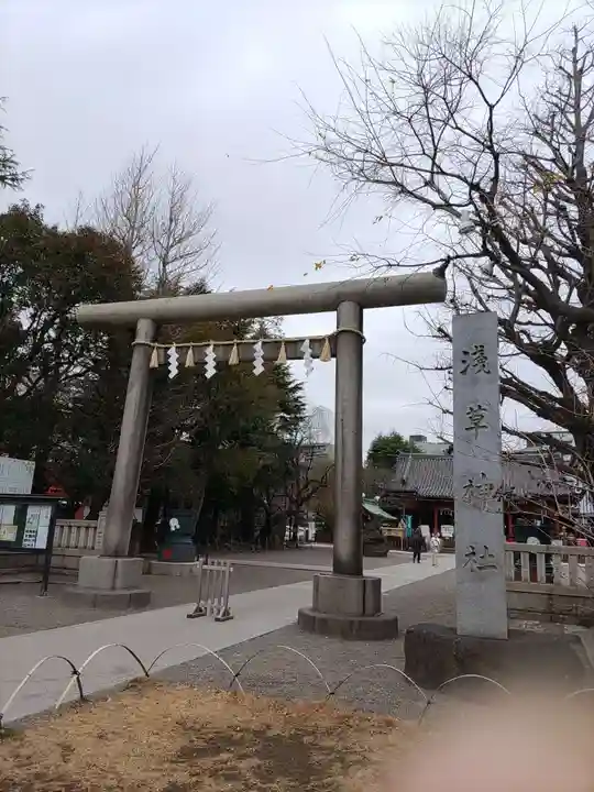 浅草神社の鳥居