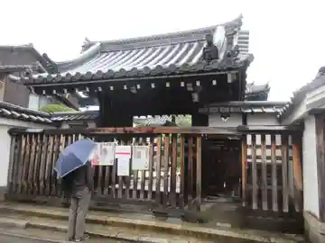 信行寺の山門・神門
