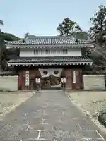 目の霊山 油山寺の山門・神門