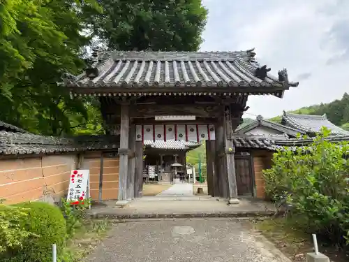 弥勒寺の{uncategorized: "未分類", other: "その他", undefined: "問題あり", building: "その他建物", grave: "お墓", sacred_gate: "鳥居", guardian: "狛犬", statue: "像", buddha: "仏像", history: "歴史", nature: "自然", garden: "庭園", animal: "動物", pagoda: "塔", temizu: "手水舎", mountain_gate: "山門・神門", sanctuary: "本殿・本堂", subordinate: "末社・摂社", art: "芸術", scenery: "景色", jizo: "地蔵", ema: "絵馬", goshuin: "御朱印", omikuji: "おみくじ", items: "授与品その他", amulet: "お守り", goshuincho: "御朱印帳", eats: "食事", festival: "お祭り", votive_dance: "神楽", shichigosan: "七五三参", wedding: "結婚式", experience: "体験その他", initially: "初詣", around: "周辺", anti_infection: "感染症対策"}