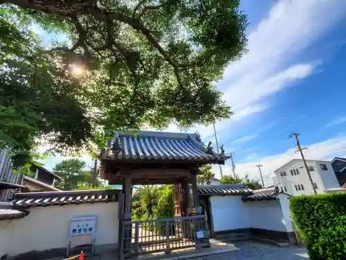 無量光寺の山門