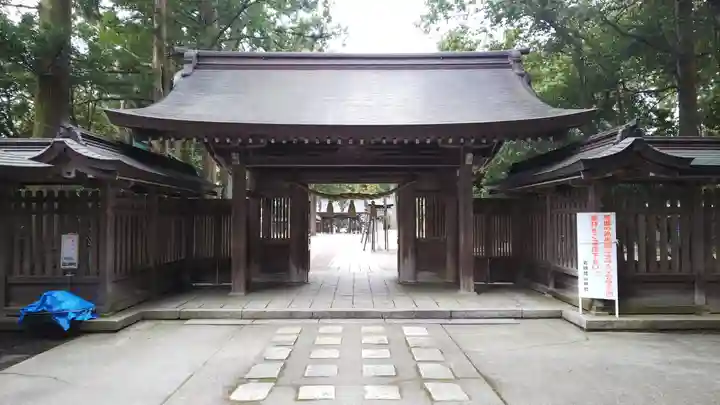 雄山神社前立社壇の山門・神門