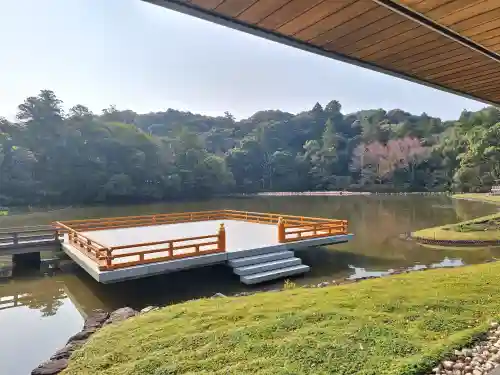 伊勢神宮外宮（豊受大神宮）の{uncategorized: "未分類", other: "その他", undefined: "問題あり", building: "その他建物", grave: "お墓", sacred_gate: "鳥居", guardian: "狛犬", statue: "像", buddha: "仏像", history: "歴史", nature: "自然", garden: "庭園", animal: "動物", pagoda: "塔", temizu: "手水舎", mountain_gate: "山門・神門", sanctuary: "本殿・本堂", subordinate: "末社・摂社", art: "芸術", scenery: "景色", jizo: "地蔵", ema: "絵馬", goshuin: "御朱印", omikuji: "おみくじ", items: "授与品その他", amulet: "お守り", goshuincho: "御朱印帳", eats: "食事", festival: "お祭り", votive_dance: "神楽", shichigosan: "七五三参", wedding: "結婚式", experience: "体験その他", initially: "初詣", around: "周辺", anti_infection: "感染症対策"}