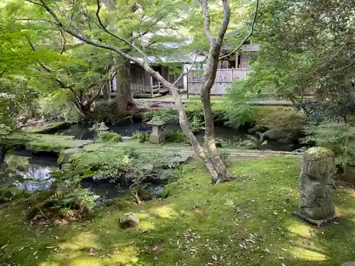 願成就院の庭園