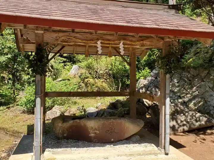 日間神社の手水舎