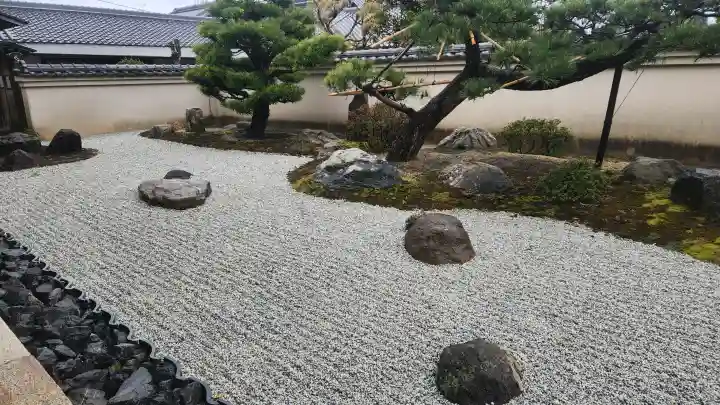 達磨寺の{uncategorized: "未分類", other: "その他", undefined: "問題あり", building: "その他建物", grave: "お墓", sacred_gate: "鳥居", guardian: "狛犬", statue: "像", buddha: "仏像", history: "歴史", nature: "自然", garden: "庭園", animal: "動物", pagoda: "塔", temizu: "手水舎", mountain_gate: "山門・神門", sanctuary: "本殿・本堂", subordinate: "末社・摂社", art: "芸術", scenery: "景色", jizo: "地蔵", ema: "絵馬", goshuin: "御朱印", omikuji: "おみくじ", items: "授与品その他", amulet: "お守り", goshuincho: "御朱印帳", eats: "食事", festival: "お祭り", votive_dance: "神楽", shichigosan: "七五三参", wedding: "結婚式", experience: "体験その他", initially: "初詣", around: "周辺", anti_infection: "感染症対策"}