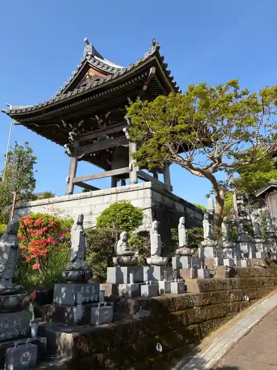 香林寺の{uncategorized: "未分類", other: "その他", undefined: "問題あり", building: "その他建物", grave: "お墓", sacred_gate: "鳥居", guardian: "狛犬", statue: "像", buddha: "仏像", history: "歴史", nature: "自然", garden: "庭園", animal: "動物", pagoda: "塔", temizu: "手水舎", mountain_gate: "山門・神門", sanctuary: "本殿・本堂", subordinate: "末社・摂社", art: "芸術", scenery: "景色", jizo: "地蔵", ema: "絵馬", goshuin: "御朱印", omikuji: "おみくじ", items: "授与品その他", amulet: "お守り", goshuincho: "御朱印帳", eats: "食事", festival: "お祭り", votive_dance: "神楽", shichigosan: "七五三参", wedding: "結婚式", experience: "体験その他", initially: "初詣", around: "周辺", anti_infection: "感染症対策"}