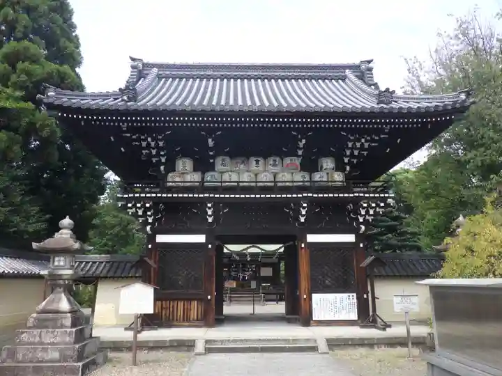 梅宮大社の山門・神門