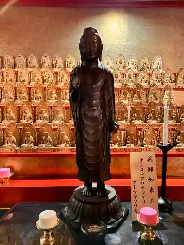 成田山函館別院函館寺の{uncategorized: "未分類", other: "その他", undefined: "問題あり", building: "その他建物", grave: "お墓", sacred_gate: "鳥居", guardian: "狛犬", statue: "像", buddha: "仏像", history: "歴史", nature: "自然", garden: "庭園", animal: "動物", pagoda: "塔", temizu: "手水舎", mountain_gate: "山門・神門", sanctuary: "本殿・本堂", subordinate: "末社・摂社", art: "芸術", scenery: "景色", jizo: "地蔵", ema: "絵馬", goshuin: "御朱印", omikuji: "おみくじ", items: "授与品その他", amulet: "お守り", goshuincho: "御朱印帳", eats: "食事", festival: "お祭り", votive_dance: "神楽", shichigosan: "七五三参", wedding: "結婚式", experience: "体験その他", initially: "初詣", around: "周辺", anti_infection: "感染症対策"}