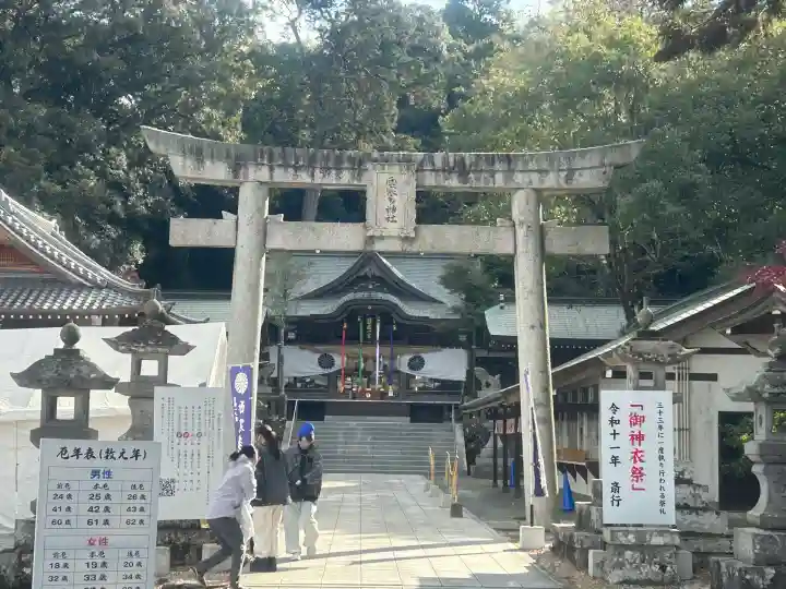 西寒多神社の{uncategorized: "未分類", other: "その他", undefined: "問題あり", building: "その他建物", grave: "お墓", sacred_gate: "鳥居", guardian: "狛犬", statue: "像", buddha: "仏像", history: "歴史", nature: "自然", garden: "庭園", animal: "動物", pagoda: "塔", temizu: "手水舎", mountain_gate: "山門・神門", sanctuary: "本殿・本堂", subordinate: "末社・摂社", art: "芸術", scenery: "景色", jizo: "地蔵", ema: "絵馬", goshuin: "御朱印", omikuji: "おみくじ", items: "授与品その他", amulet: "お守り", goshuincho: "御朱印帳", eats: "食事", festival: "お祭り", votive_dance: "神楽", shichigosan: "七五三参", wedding: "結婚式", experience: "体験その他", initially: "初詣", around: "周辺", anti_infection: "感染症対策"}