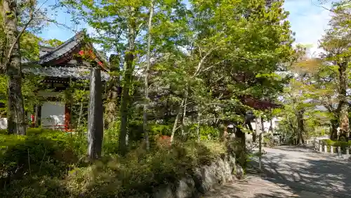 山中諏訪神社の{uncategorized: "未分類", other: "その他", undefined: "問題あり", building: "その他建物", grave: "お墓", sacred_gate: "鳥居", guardian: "狛犬", statue: "像", buddha: "仏像", history: "歴史", nature: "自然", garden: "庭園", animal: "動物", pagoda: "塔", temizu: "手水舎", mountain_gate: "山門・神門", sanctuary: "本殿・本堂", subordinate: "末社・摂社", art: "芸術", scenery: "景色", jizo: "地蔵", ema: "絵馬", goshuin: "御朱印", omikuji: "おみくじ", items: "授与品その他", amulet: "お守り", goshuincho: "御朱印帳", eats: "食事", festival: "お祭り", votive_dance: "神楽", shichigosan: "七五三参", wedding: "結婚式", experience: "体験その他", initially: "初詣", around: "周辺", anti_infection: "感染症対策"}