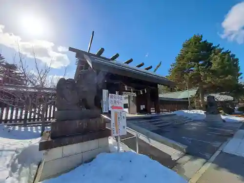 札幌護國神社の山門・神門