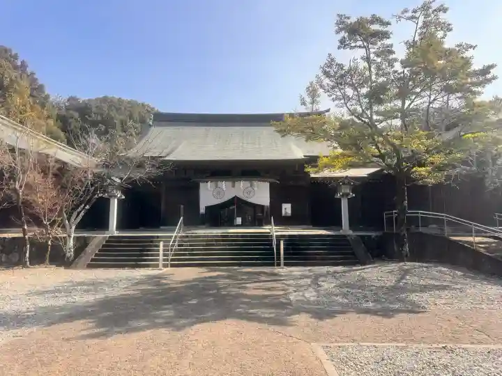 高知県護国神社の{uncategorized: "未分類", other: "その他", undefined: "問題あり", building: "その他建物", grave: "お墓", sacred_gate: "鳥居", guardian: "狛犬", statue: "像", buddha: "仏像", history: "歴史", nature: "自然", garden: "庭園", animal: "動物", pagoda: "塔", temizu: "手水舎", mountain_gate: "山門・神門", sanctuary: "本殿・本堂", subordinate: "末社・摂社", art: "芸術", scenery: "景色", jizo: "地蔵", ema: "絵馬", goshuin: "御朱印", omikuji: "おみくじ", items: "授与品その他", amulet: "お守り", goshuincho: "御朱印帳", eats: "食事", festival: "お祭り", votive_dance: "神楽", shichigosan: "七五三参", wedding: "結婚式", experience: "体験その他", initially: "初詣", around: "周辺", anti_infection: "感染症対策"}