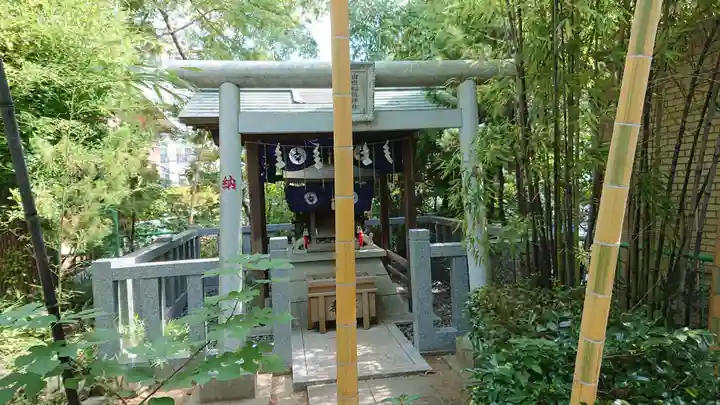 市谷亀岡八幡宮の鳥居