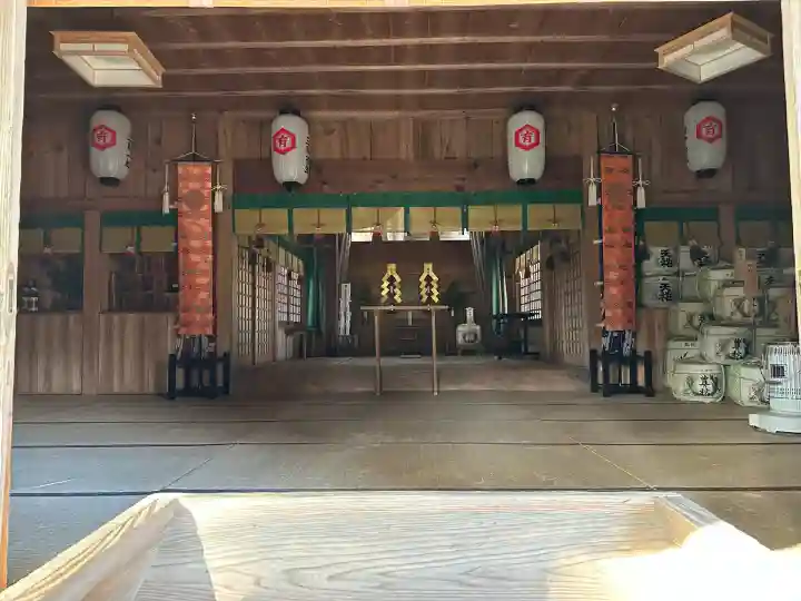 六所神社の{uncategorized: "未分類", other: "その他", undefined: "問題あり", building: "その他建物", grave: "お墓", sacred_gate: "鳥居", guardian: "狛犬", statue: "像", buddha: "仏像", history: "歴史", nature: "自然", garden: "庭園", animal: "動物", pagoda: "塔", temizu: "手水舎", mountain_gate: "山門・神門", sanctuary: "本殿・本堂", subordinate: "末社・摂社", art: "芸術", scenery: "景色", jizo: "地蔵", ema: "絵馬", goshuin: "御朱印", omikuji: "おみくじ", items: "授与品その他", amulet: "お守り", goshuincho: "御朱印帳", eats: "食事", festival: "お祭り", votive_dance: "神楽", shichigosan: "七五三参", wedding: "結婚式", experience: "体験その他", initially: "初詣", around: "周辺", anti_infection: "感染症対策"}