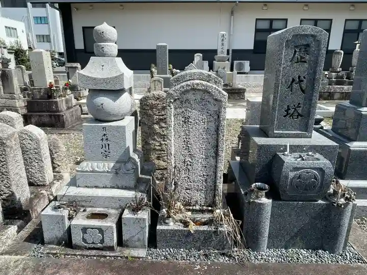 長純寺の{uncategorized: "未分類", other: "その他", undefined: "問題あり", building: "その他建物", grave: "お墓", sacred_gate: "鳥居", guardian: "狛犬", statue: "像", buddha: "仏像", history: "歴史", nature: "自然", garden: "庭園", animal: "動物", pagoda: "塔", temizu: "手水舎", mountain_gate: "山門・神門", sanctuary: "本殿・本堂", subordinate: "末社・摂社", art: "芸術", scenery: "景色", jizo: "地蔵", ema: "絵馬", goshuin: "御朱印", omikuji: "おみくじ", items: "授与品その他", amulet: "お守り", goshuincho: "御朱印帳", eats: "食事", festival: "お祭り", votive_dance: "神楽", shichigosan: "七五三参", wedding: "結婚式", experience: "体験その他", initially: "初詣", around: "周辺", anti_infection: "感染症対策"}