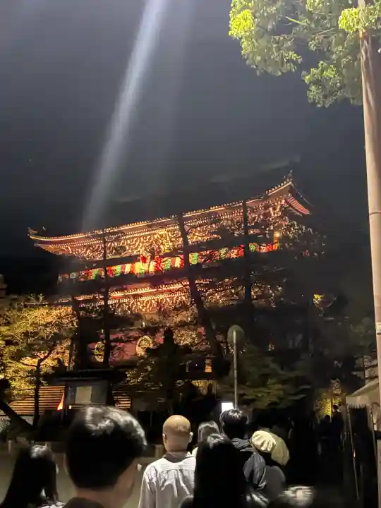 知恩院の{uncategorized: "未分類", other: "その他", undefined: "問題あり", building: "その他建物", grave: "お墓", sacred_gate: "鳥居", guardian: "狛犬", statue: "像", buddha: "仏像", history: "歴史", nature: "自然", garden: "庭園", animal: "動物", pagoda: "塔", temizu: "手水舎", mountain_gate: "山門・神門", sanctuary: "本殿・本堂", subordinate: "末社・摂社", art: "芸術", scenery: "景色", jizo: "地蔵", ema: "絵馬", goshuin: "御朱印", omikuji: "おみくじ", items: "授与品その他", amulet: "お守り", goshuincho: "御朱印帳", eats: "食事", festival: "お祭り", votive_dance: "神楽", shichigosan: "七五三参", wedding: "結婚式", experience: "体験その他", initially: "初詣", around: "周辺", anti_infection: "感染症対策"}