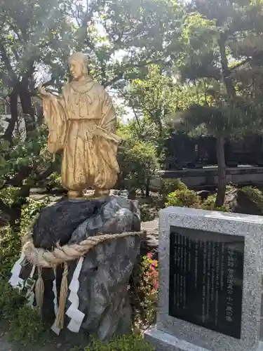 深志神社の像