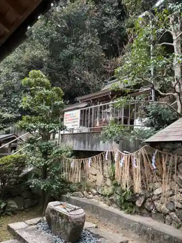 素盞鳴神社の{uncategorized: "未分類", other: "その他", undefined: "問題あり", building: "その他建物", grave: "お墓", sacred_gate: "鳥居", guardian: "狛犬", statue: "像", buddha: "仏像", history: "歴史", nature: "自然", garden: "庭園", animal: "動物", pagoda: "塔", temizu: "手水舎", mountain_gate: "山門・神門", sanctuary: "本殿・本堂", subordinate: "末社・摂社", art: "芸術", scenery: "景色", jizo: "地蔵", ema: "絵馬", goshuin: "御朱印", omikuji: "おみくじ", items: "授与品その他", amulet: "お守り", goshuincho: "御朱印帳", eats: "食事", festival: "お祭り", votive_dance: "神楽", shichigosan: "七五三参", wedding: "結婚式", experience: "体験その他", initially: "初詣", around: "周辺", anti_infection: "感染症対策"}