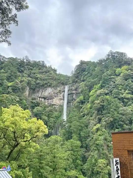 飛瀧神社(熊野那智大社別宮)の{uncategorized: "未分類", other: "その他", undefined: "問題あり", building: "その他建物", grave: "お墓", sacred_gate: "鳥居", guardian: "狛犬", statue: "像", buddha: "仏像", history: "歴史", nature: "自然", garden: "庭園", animal: "動物", pagoda: "塔", temizu: "手水舎", mountain_gate: "山門・神門", sanctuary: "本殿・本堂", subordinate: "末社・摂社", art: "芸術", scenery: "景色", jizo: "地蔵", ema: "絵馬", goshuin: "御朱印", omikuji: "おみくじ", items: "授与品その他", amulet: "お守り", goshuincho: "御朱印帳", eats: "食事", festival: "お祭り", votive_dance: "神楽", shichigosan: "七五三参", wedding: "結婚式", experience: "体験その他", initially: "初詣", around: "周辺", anti_infection: "感染症対策"}
