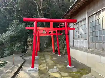 三社神社の{uncategorized: "未分類", other: "その他", undefined: "問題あり", building: "その他建物", grave: "お墓", sacred_gate: "鳥居", guardian: "狛犬", statue: "像", buddha: "仏像", history: "歴史", nature: "自然", garden: "庭園", animal: "動物", pagoda: "塔", temizu: "手水舎", mountain_gate: "山門・神門", sanctuary: "本殿・本堂", subordinate: "末社・摂社", art: "芸術", scenery: "景色", jizo: "地蔵", ema: "絵馬", goshuin: "御朱印", omikuji: "おみくじ", items: "授与品その他", amulet: "お守り", goshuincho: "御朱印帳", eats: "食事", festival: "お祭り", votive_dance: "神楽", shichigosan: "七五三参", wedding: "結婚式", experience: "体験その他", initially: "初詣", around: "周辺", anti_infection: "感染症対策"}