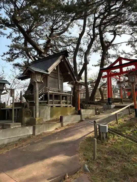 高山稲荷神社の{uncategorized: "未分類", other: "その他", undefined: "問題あり", building: "その他建物", grave: "お墓", sacred_gate: "鳥居", guardian: "狛犬", statue: "像", buddha: "仏像", history: "歴史", nature: "自然", garden: "庭園", animal: "動物", pagoda: "塔", temizu: "手水舎", mountain_gate: "山門・神門", sanctuary: "本殿・本堂", subordinate: "末社・摂社", art: "芸術", scenery: "景色", jizo: "地蔵", ema: "絵馬", goshuin: "御朱印", omikuji: "おみくじ", items: "授与品その他", amulet: "お守り", goshuincho: "御朱印帳", eats: "食事", festival: "お祭り", votive_dance: "神楽", shichigosan: "七五三参", wedding: "結婚式", experience: "体験その他", initially: "初詣", around: "周辺", anti_infection: "感染症対策"}