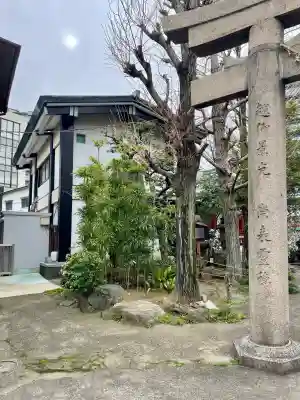河原町稲荷神社の{uncategorized: "未分類", other: "その他", undefined: "問題あり", building: "その他建物", grave: "お墓", sacred_gate: "鳥居", guardian: "狛犬", statue: "像", buddha: "仏像", history: "歴史", nature: "自然", garden: "庭園", animal: "動物", pagoda: "塔", temizu: "手水舎", mountain_gate: "山門・神門", sanctuary: "本殿・本堂", subordinate: "末社・摂社", art: "芸術", scenery: "景色", jizo: "地蔵", ema: "絵馬", goshuin: "御朱印", omikuji: "おみくじ", items: "授与品その他", amulet: "お守り", goshuincho: "御朱印帳", eats: "食事", festival: "お祭り", votive_dance: "神楽", shichigosan: "七五三参", wedding: "結婚式", experience: "体験その他", initially: "初詣", around: "周辺", anti_infection: "感染症対策"}