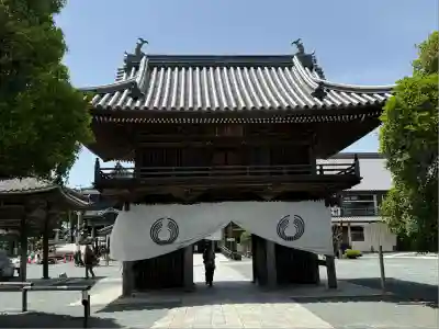豊川閣　妙厳寺の山門・神門