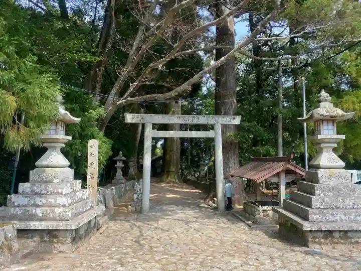 飛鳥神社の{uncategorized: "未分類", other: "その他", undefined: "問題あり", building: "その他建物", grave: "お墓", sacred_gate: "鳥居", guardian: "狛犬", statue: "像", buddha: "仏像", history: "歴史", nature: "自然", garden: "庭園", animal: "動物", pagoda: "塔", temizu: "手水舎", mountain_gate: "山門・神門", sanctuary: "本殿・本堂", subordinate: "末社・摂社", art: "芸術", scenery: "景色", jizo: "地蔵", ema: "絵馬", goshuin: "御朱印", omikuji: "おみくじ", items: "授与品その他", amulet: "お守り", goshuincho: "御朱印帳", eats: "食事", festival: "お祭り", votive_dance: "神楽", shichigosan: "七五三参", wedding: "結婚式", experience: "体験その他", initially: "初詣", around: "周辺", anti_infection: "感染症対策"}