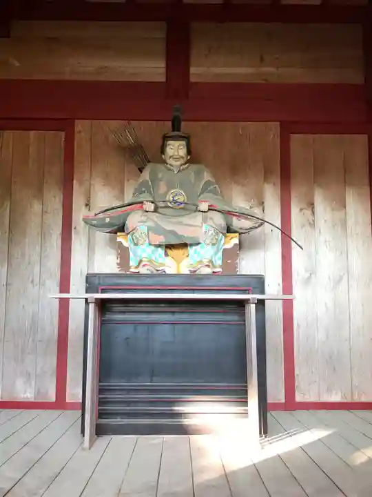 出羽神社(出羽三山神社)~三神合祭殿~の像