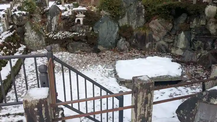 走落神社の{uncategorized: "未分類", other: "その他", undefined: "問題あり", building: "その他建物", grave: "お墓", sacred_gate: "鳥居", guardian: "狛犬", statue: "像", buddha: "仏像", history: "歴史", nature: "自然", garden: "庭園", animal: "動物", pagoda: "塔", temizu: "手水舎", mountain_gate: "山門・神門", sanctuary: "本殿・本堂", subordinate: "末社・摂社", art: "芸術", scenery: "景色", jizo: "地蔵", ema: "絵馬", goshuin: "御朱印", omikuji: "おみくじ", items: "授与品その他", amulet: "お守り", goshuincho: "御朱印帳", eats: "食事", festival: "お祭り", votive_dance: "神楽", shichigosan: "七五三参", wedding: "結婚式", experience: "体験その他", initially: "初詣", around: "周辺", anti_infection: "感染症対策"}